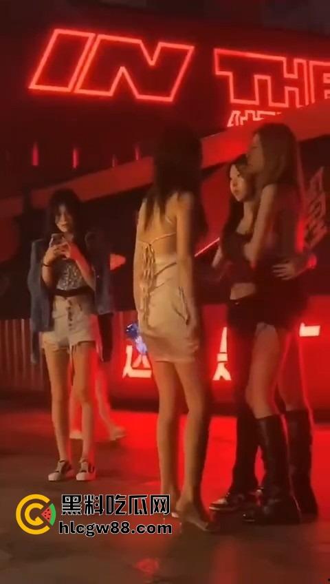 广东精神小妹街头火拼!齐逼小短裙说干就干,现场头发乱飞,裙子一抬春光乍泄,围观小伙猛抽烟围观!-3