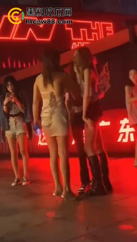 广东精神小妹街头火拼!齐逼小短裙说干就干,现场头发乱飞,裙子一抬春光乍泄,围观小伙猛抽烟围观!-4