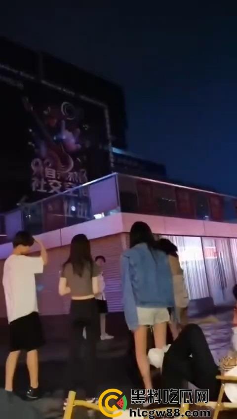 广东精神小妹街头火拼!齐逼小短裙说干就干,现场头发乱飞,裙子一抬春光乍泄,围观小伙猛抽烟围观!-6