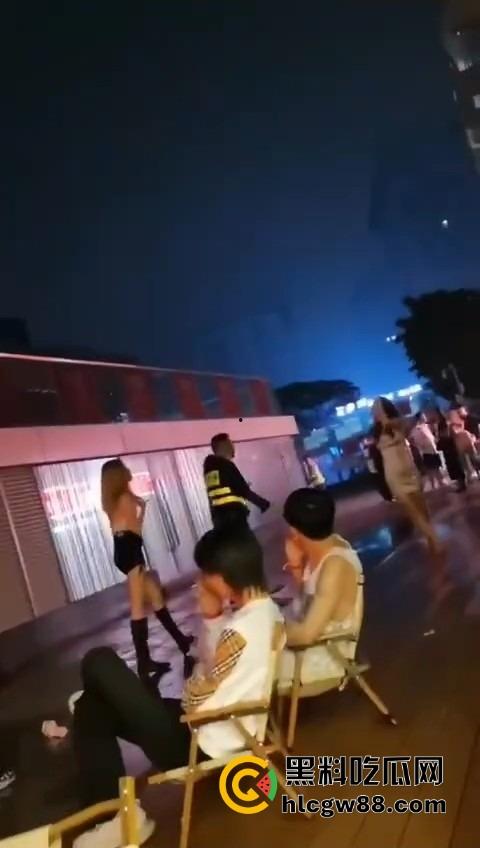 广东精神小妹街头火拼!齐逼小短裙说干就干,现场头发乱飞,裙子一抬春光乍泄,围观小伙猛抽烟围观!-10