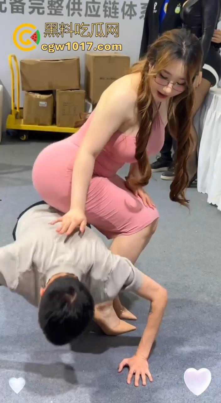 广州成人展惊现顶级BBW模特，极品微胖身材，G杯大奶配上蜜桃肥臀，那欲望眼神，无法想象这骚逼在床上是有多骚啊！-4