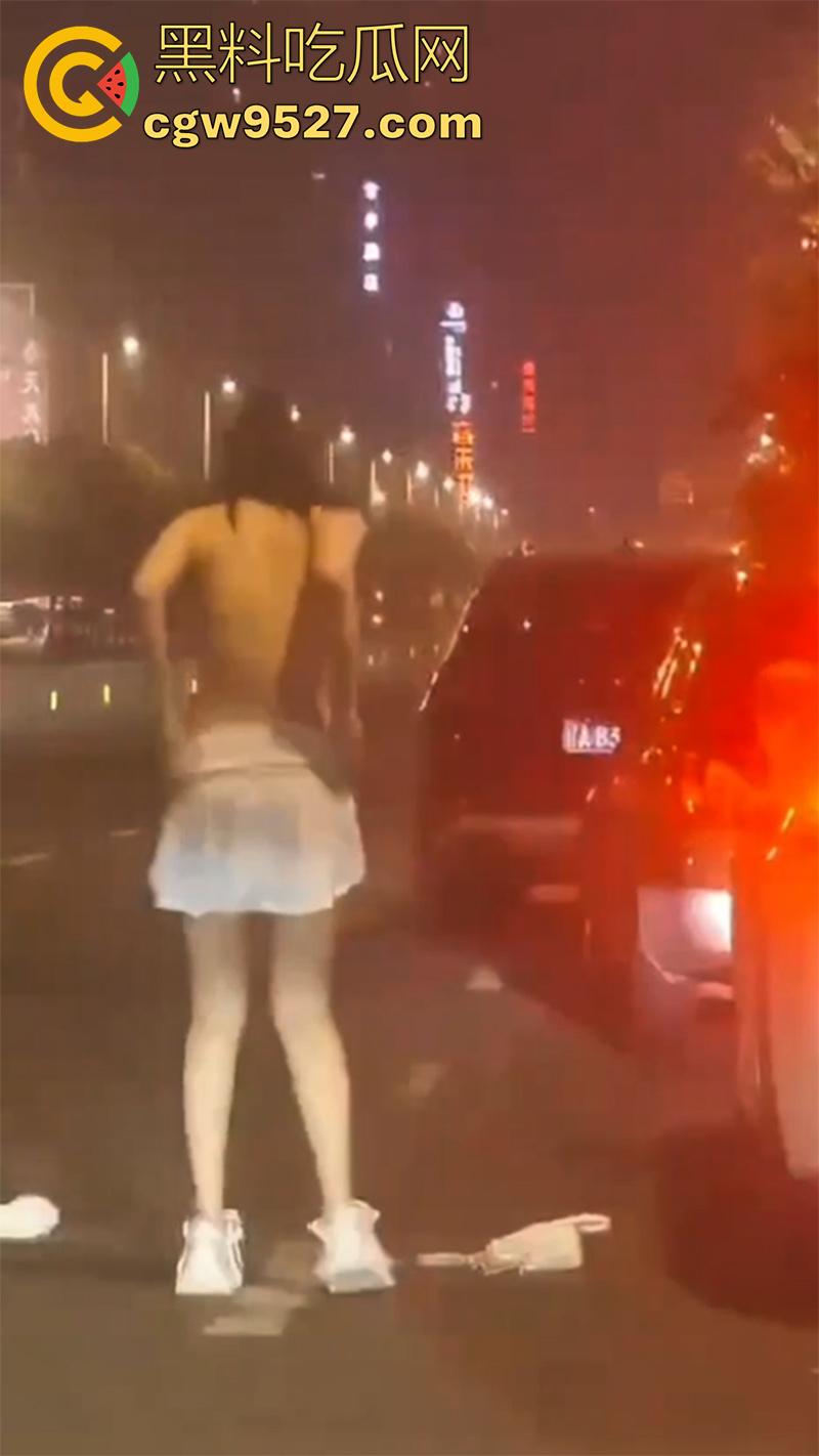 街头同性情侣骂战，小个矮T竟有个长腿女友，两人吵架当街脱衣，不得不说这身材真赞啊！-6