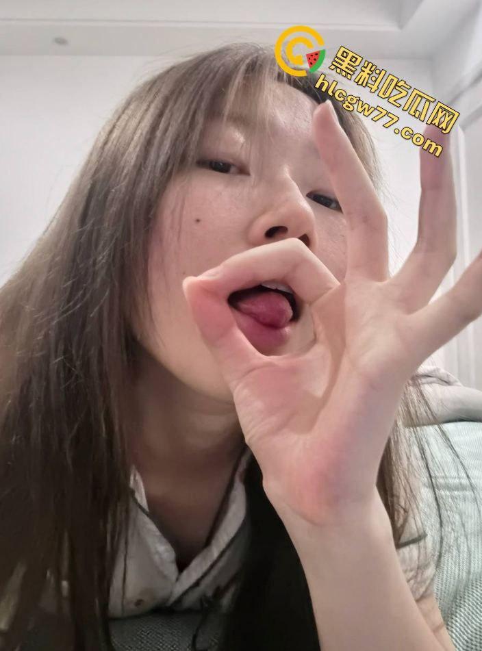 20岁女大【王誉洁】被男友爆骚照!提双飞翻脸,母狗or装纯?别装了好吗?-1