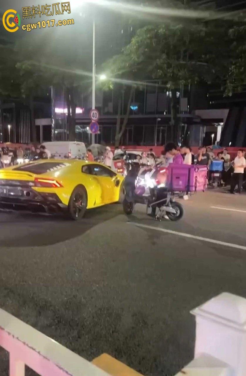 外卖小哥撞大牛，超跑转弯也不让直行，直接罚款500，骑手吃惊：这送一年外卖也没用？-7