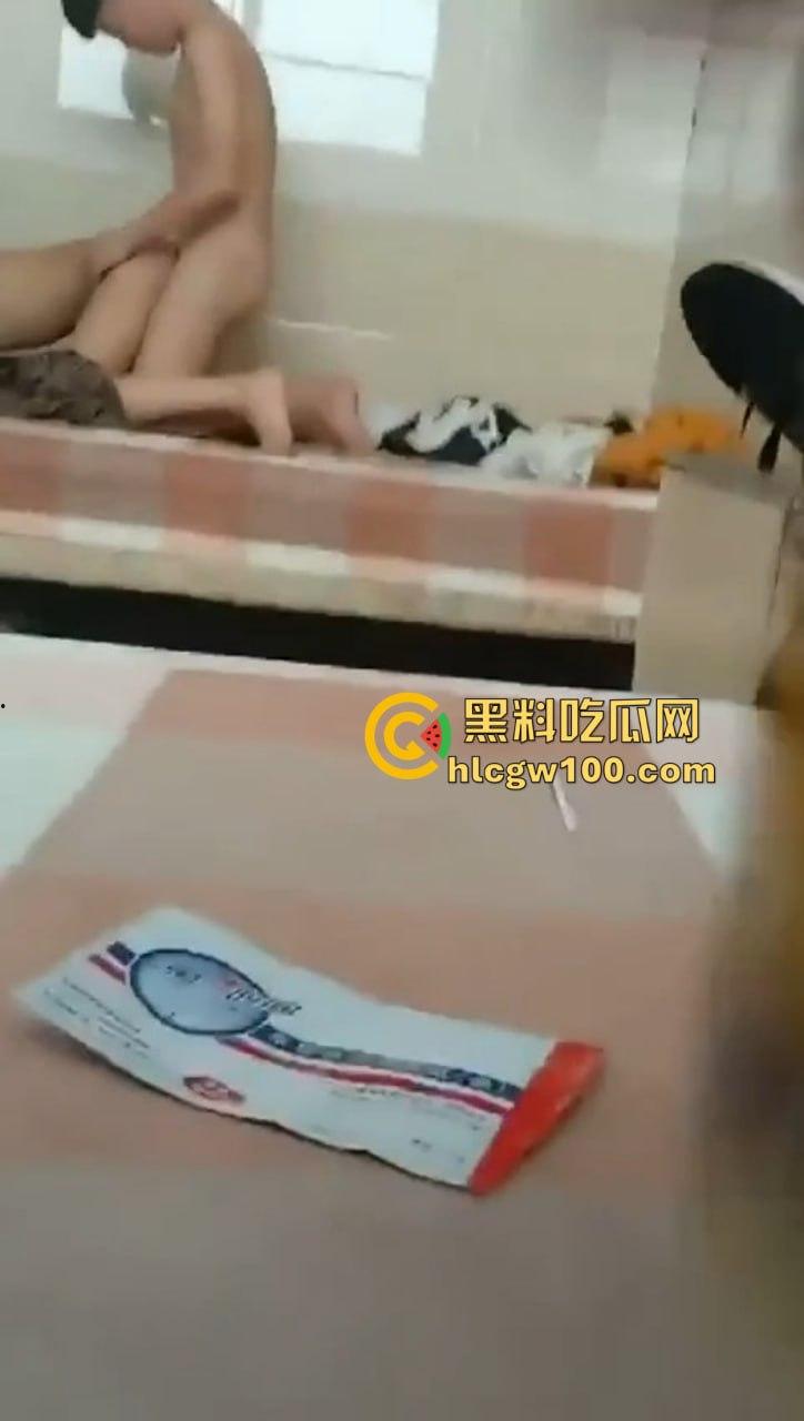 江西南昌台球厅陪练『杨舒然』被精神小伙约开火车,喝红牛猛补体力,边记录边打桩,车厢啪啪声连绵不绝!-3