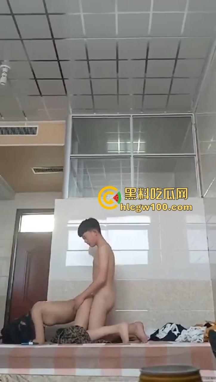 江西南昌台球厅陪练『杨舒然』被精神小伙约开火车,喝红牛猛补体力,边记录边打桩,车厢啪啪声连绵不绝!-6