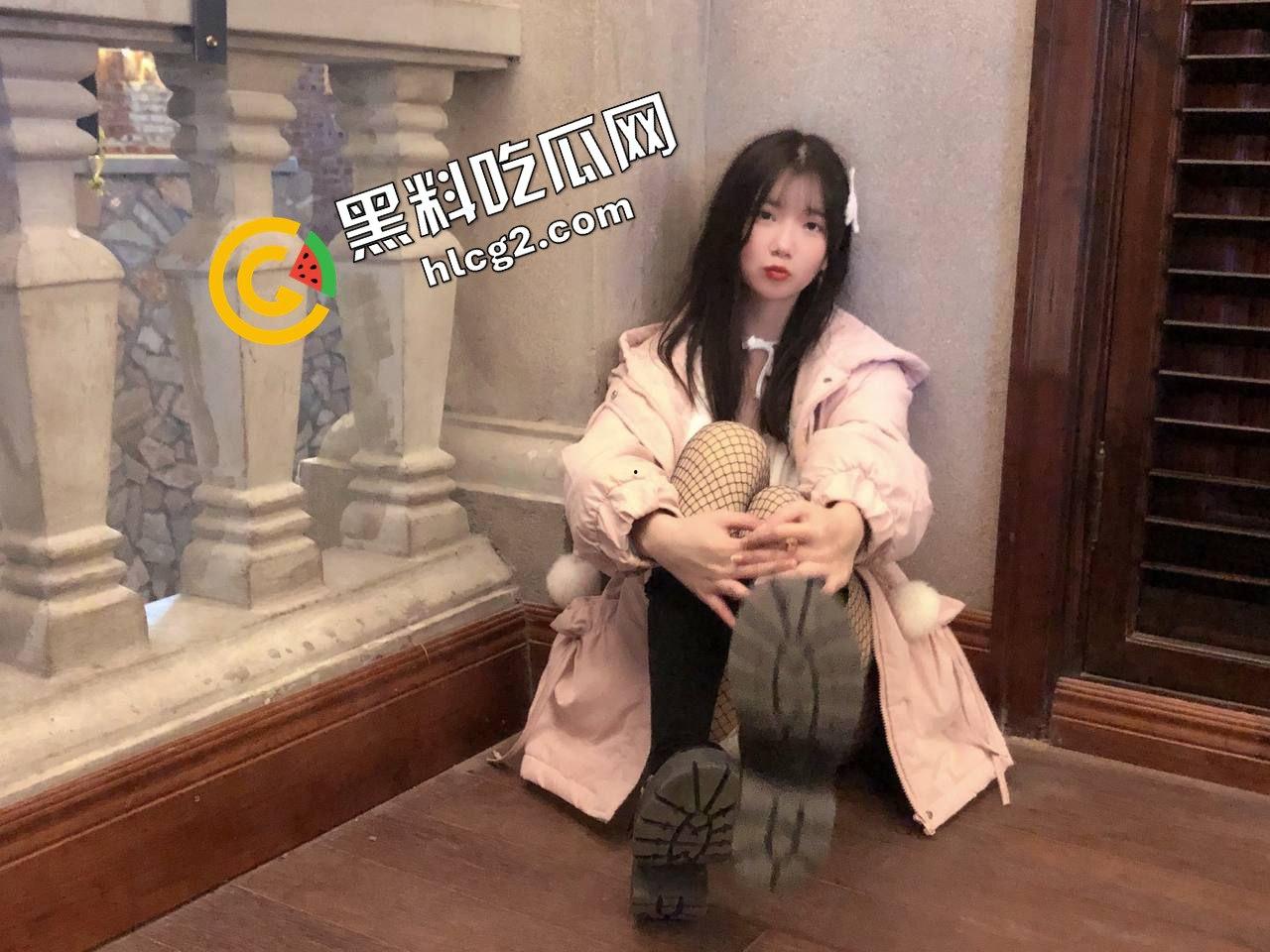 满脸胶原蛋白的高颜值反差婊『李瑜』摆着X腿站立后入 被金主调教成爬行母狗 私拍泄密流出!-1