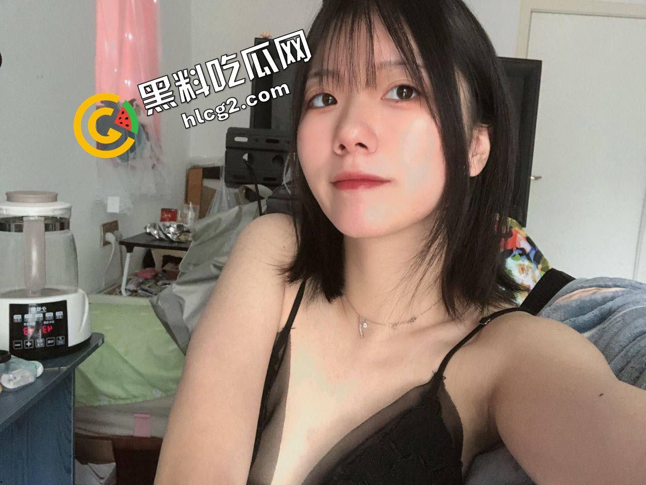 满脸胶原蛋白的高颜值反差婊『李瑜』摆着X腿站立后入 被金主调教成爬行母狗 私拍泄密流出!-3