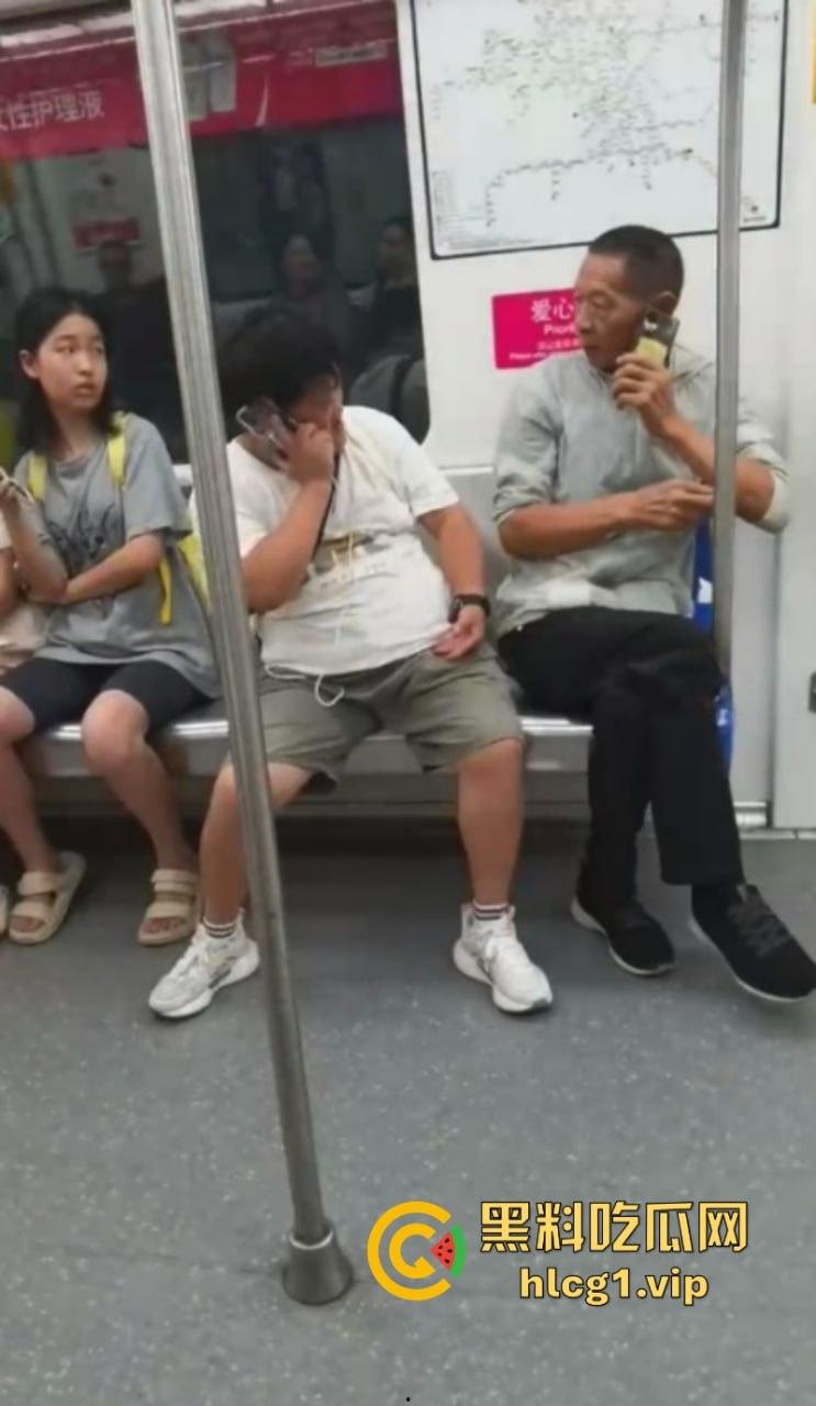 大爷：你换个人摸可好？女子地铁内多次摸大爷身体吓跑同排乘客！-2