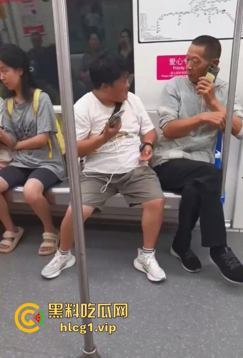 大爷：你换个人摸可好？女子地铁内多次摸大爷身体吓跑同排乘客！-7