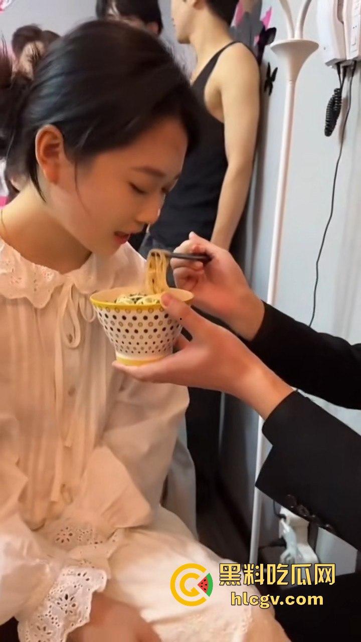 富婆闺蜜团豪爽组队找男模按摩!小仙女们的放松派对不输男的会玩!-7