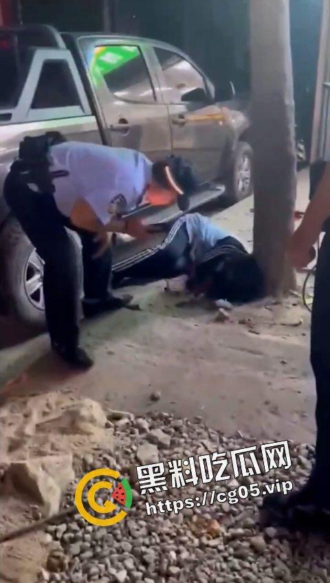 12.19日三亚南滨中学门口精神小伙为爱砍人！现场画面曝光 遍地鲜血 三名女子被砍伤 一人正在抢救中-5