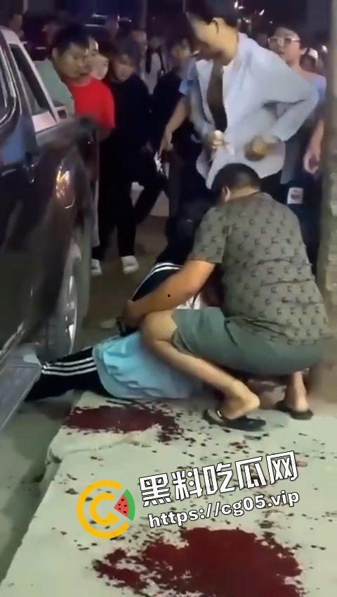 12.19日三亚南滨中学门口精神小伙为爱砍人！现场画面曝光 遍地鲜血 三名女子被砍伤 一人正在抢救中-6