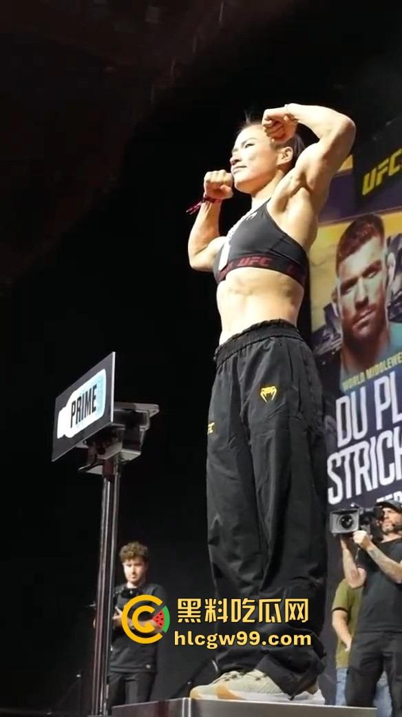 王者之名实至名归【张伟丽】UFC312鏖战五回合,生擒苏亚雷斯再夺金腰带彻底封神,双级霸主指日可待!-3