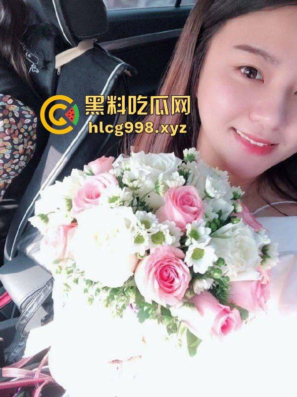 山东临沂罗庄的熟人妻李秀平,跟闺蜜酒店开房狂欢,粉鲍黑逼撅着翘,吃鸡巴像吸牛奶!-2