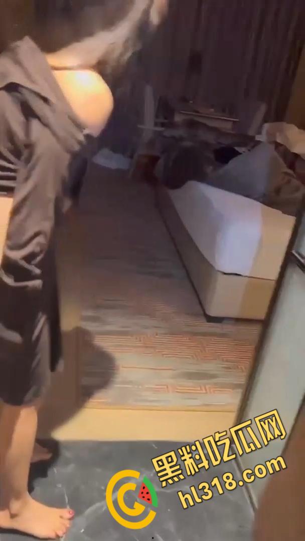 长沙小情侣开房遇第三者插足，失恋女醉酒敲开房门全裸上床，男主嘴角都快压不住了！-1