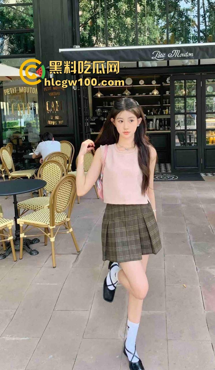 广西老表带00后精神小妹去纹身，穿操我内裤都不够骚，纹完屁股骚气拉满，谁脱裤子看见这纹身不直接跪？-1