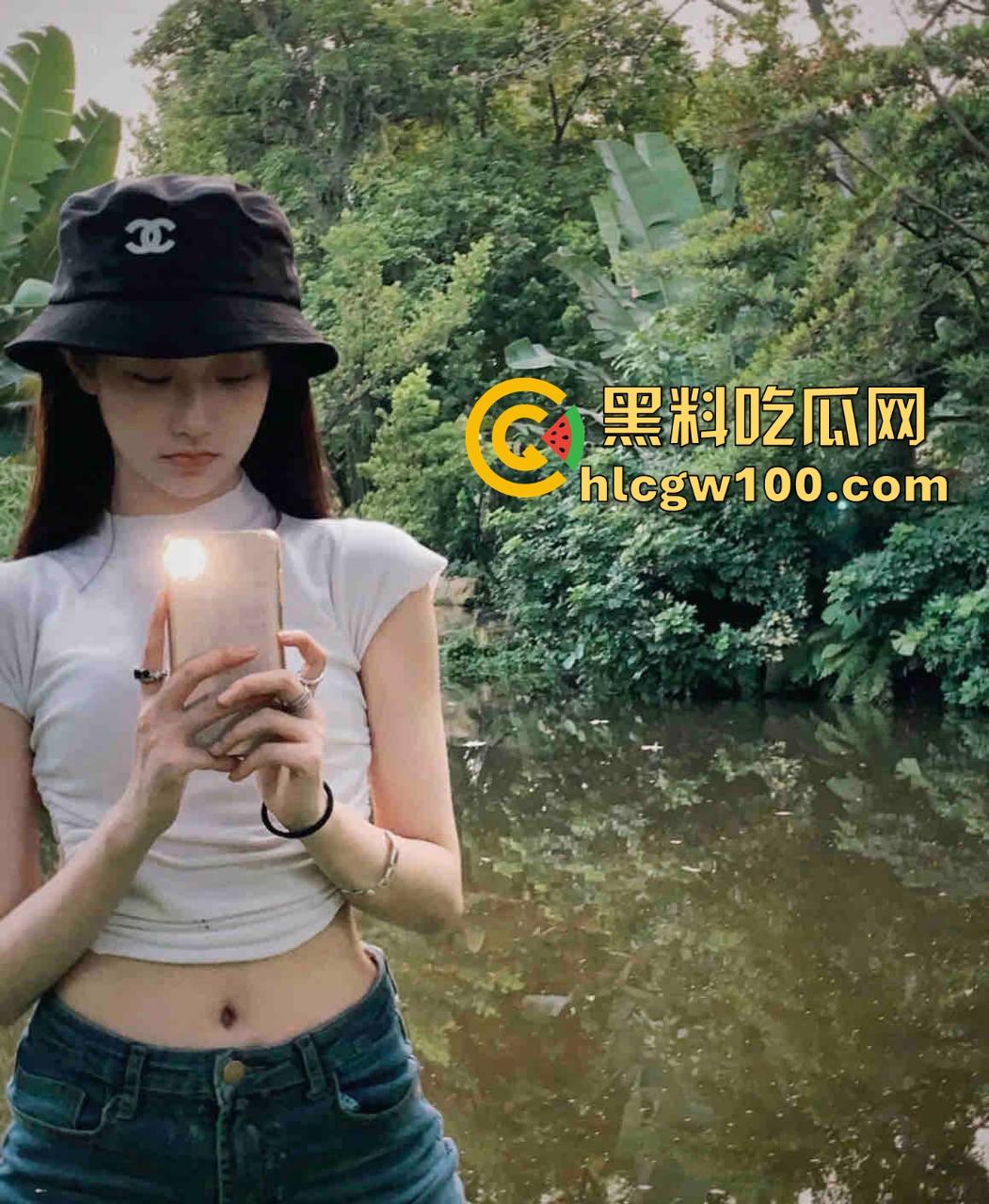 广西老表带00后精神小妹去纹身，穿操我内裤都不够骚，纹完屁股骚气拉满，谁脱裤子看见这纹身不直接跪？-4