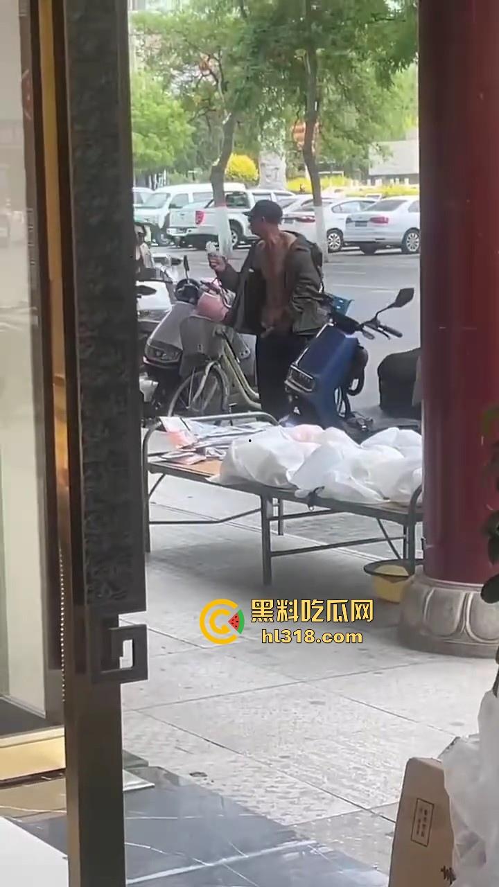 大屌老头街头撸管震惊路人，手握粗长肉棒猛甩，虽然尺寸惊人但我还是确信瓜友们的都比他的大很多！-3
