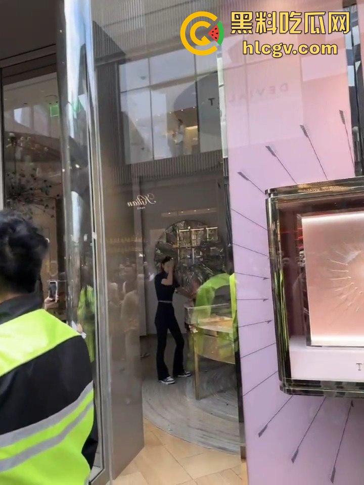 成都太古里00后女孩发疯砸店！要妈妈买Tiffany不买就砸，砸完还甩一句我有抑郁症，这不是笑死人吗？-2