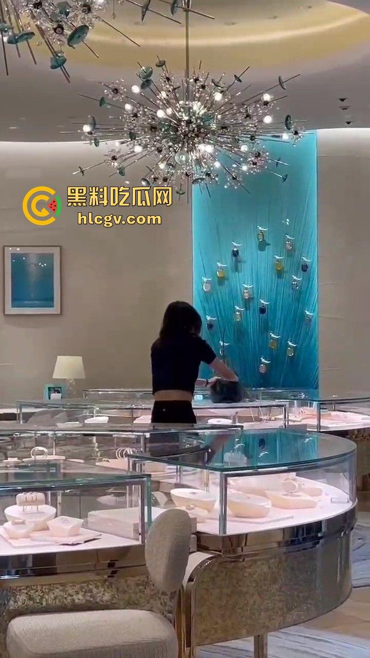 成都太古里00后女孩发疯砸店！要妈妈买Tiffany不买就砸，砸完还甩一句我有抑郁症，这不是笑死人吗？-4