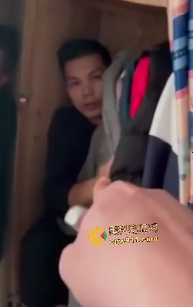 广东水管工小三修水龙头,修到床上操人妻,丈夫出门又返回家中抓奸情,老婆抱着儿子偷情被骂贱货!-1