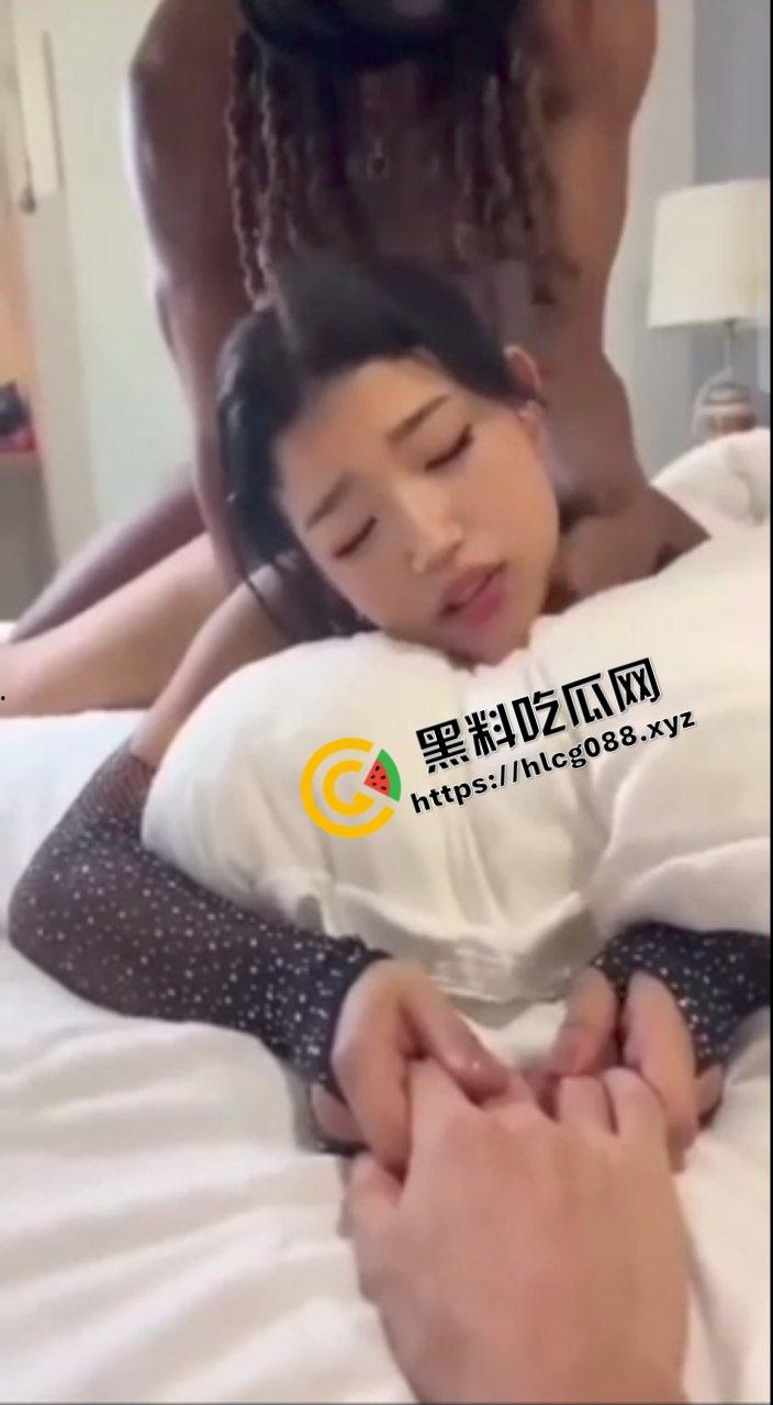 绿帽奴肾虚秒男没性能力秒射，喊上非洲黑人小伙SM爆操淫妻，自己则在一旁观赏加油助威！-5