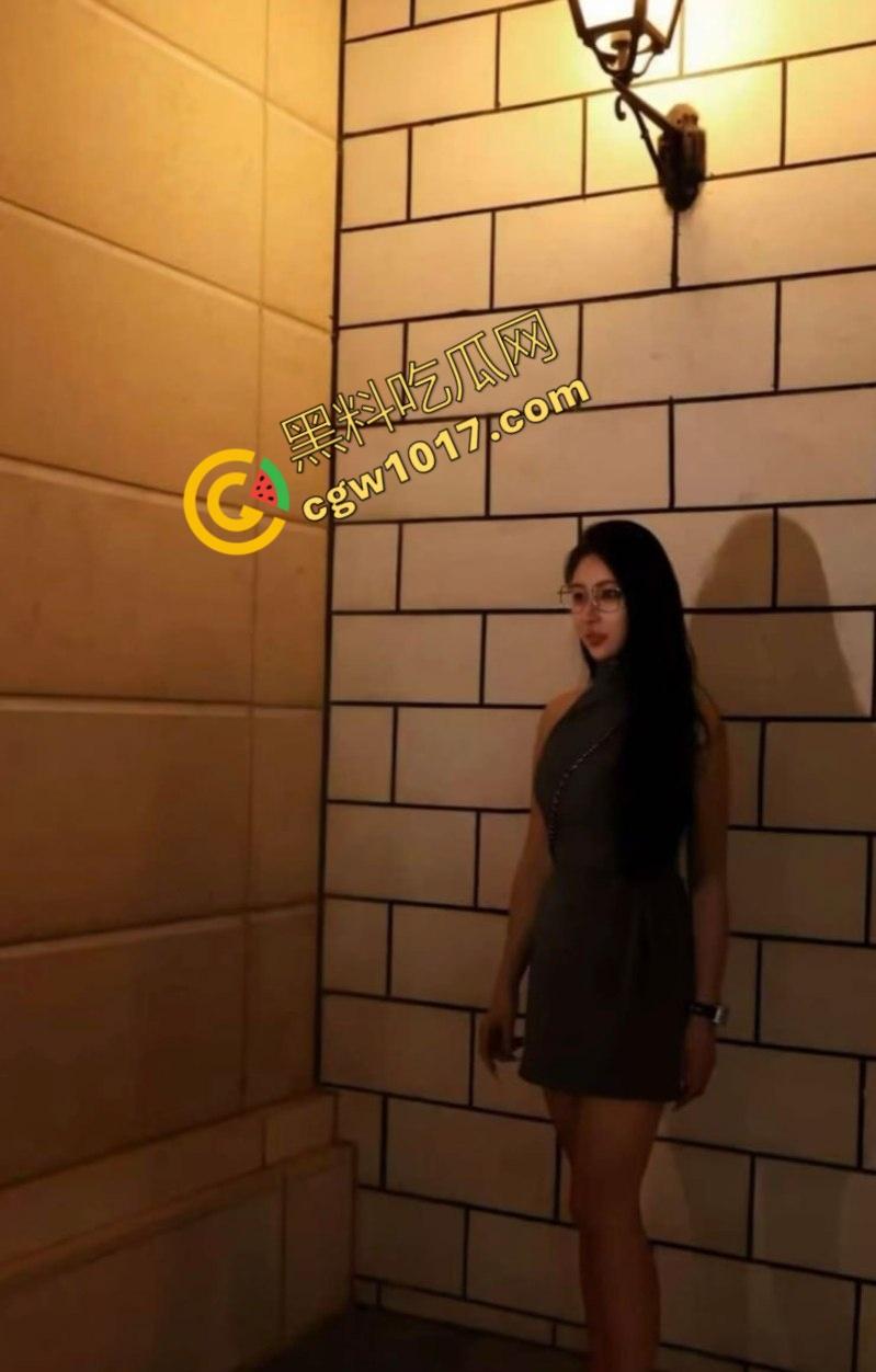 北京富二代手机相册私密视频泄露:黑丝御姐女友舌玩肉棒,花式足交调情,口爆吞精反差诱惑至极!-1