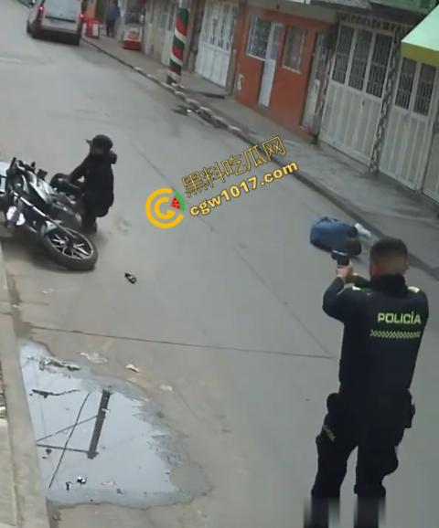 国外街头暗杀现场曝光:男子被暴徒直接爆头,警察瞬间反击,匪徒命丧街头,剩者逃窜,命运堪忧-6