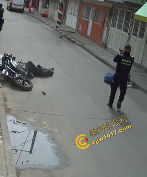 国外街头暗杀现场曝光:男子被暴徒直接爆头,警察瞬间反击,匪徒命丧街头,剩者逃窜,命运堪忧-7