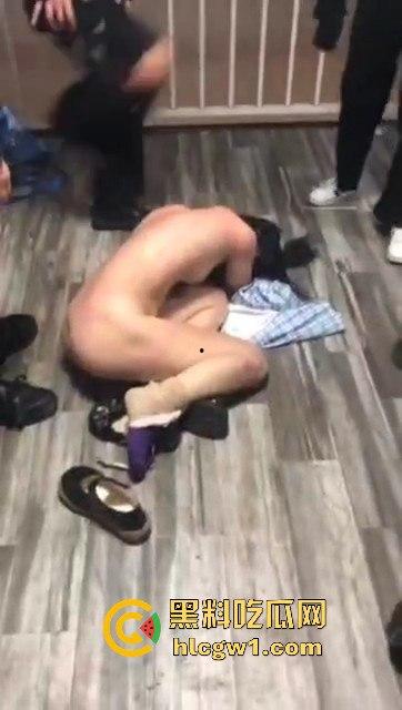 南宁精神小妹太狠了!同精神小伙出租屋内霸凌一女子,逼喝尿吃屎,真的是畜生不如!-4