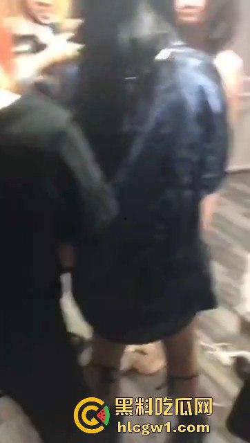 南宁精神小妹太狠了!同精神小伙出租屋内霸凌一女子,逼喝尿吃屎,真的是畜生不如!-16