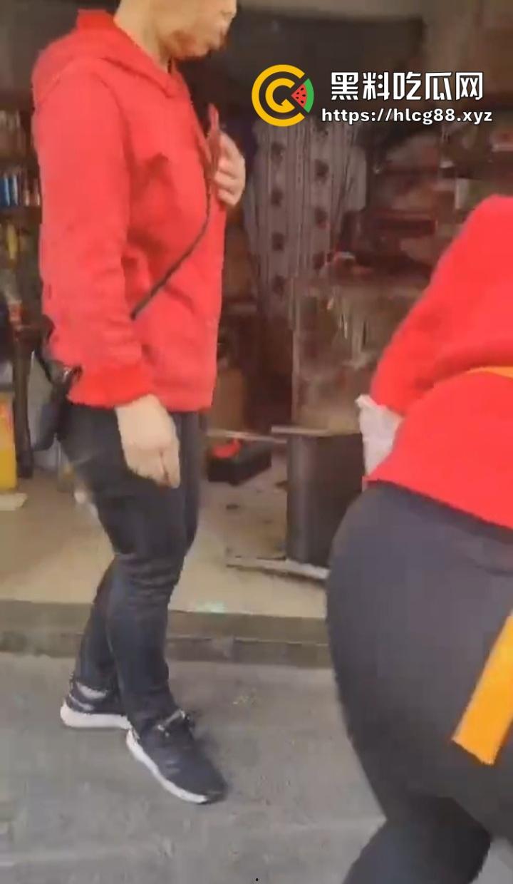 四川红旗骚女踩错油门当刹车,100码撞飞路人,车砸路沿顾客吓死个人真马路杀手!-2