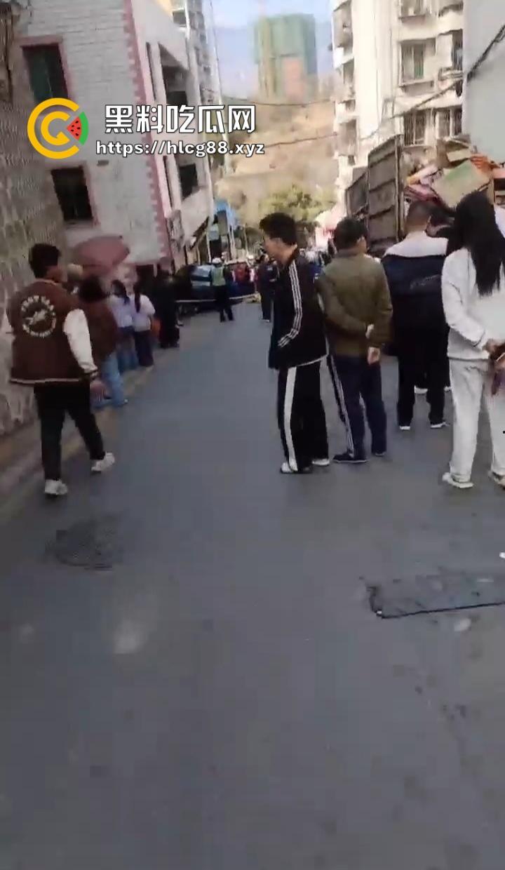 四川红旗骚女踩错油门当刹车,100码撞飞路人,车砸路沿顾客吓死个人真马路杀手!-7