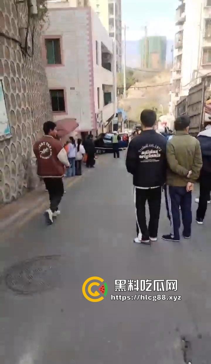 四川红旗骚女踩错油门当刹车,100码撞飞路人,车砸路沿顾客吓死个人真马路杀手!-8