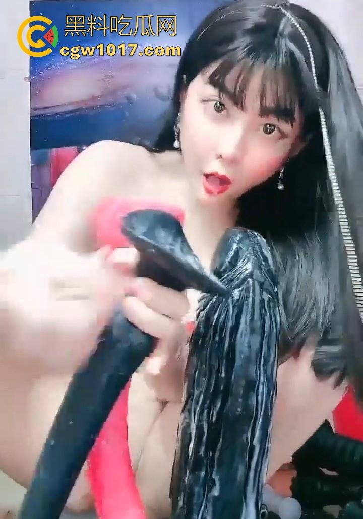 独爱巨物!骚逼主播挑战大尺寸假阳具,比手臂还粗,狠狠骑乘,插到口吐白沫反白眼,这逼是真能塞啊!-7