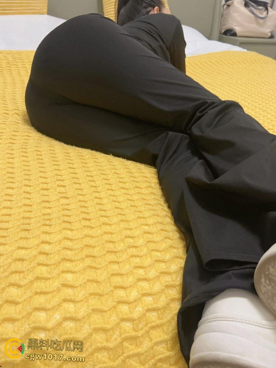 童颜巨乳的表妹来我家做客，刚喝完水就拉着我去开房，大奶子大屁股真是绝了，疯狂骑乘全射在巨乳上面 ！-4