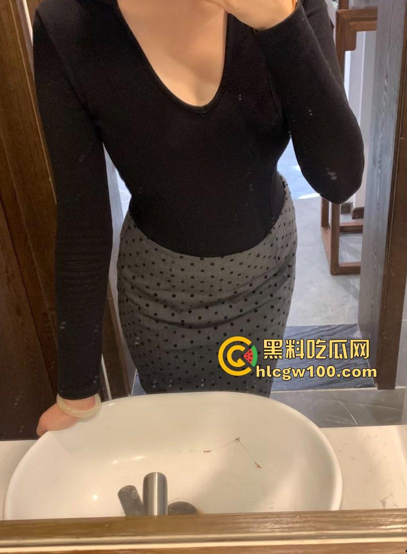 单位眼镜妹『 高梓萱』黑丝大长腿夹太紧,腿缝紧到腿爆完还体外射,白浊液体喷射三米远,这腿夹一下谁还跑得了?-2