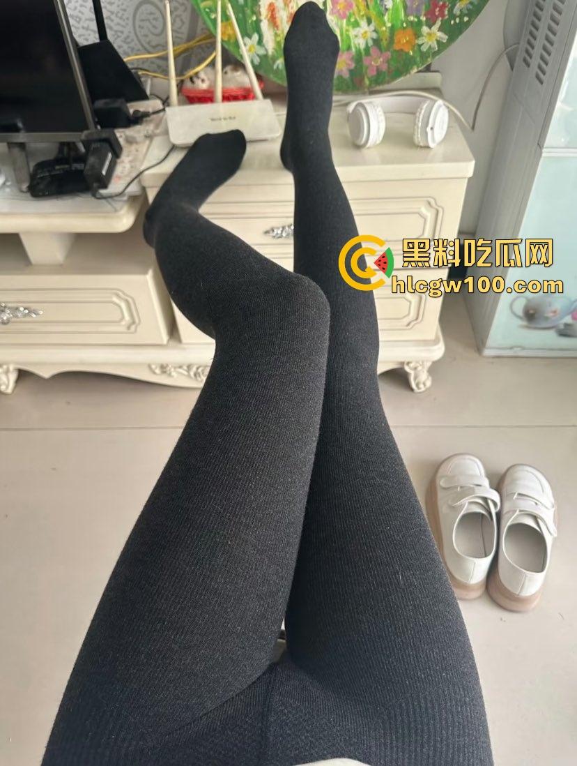 单位眼镜妹『 高梓萱』黑丝大长腿夹太紧,腿缝紧到腿爆完还体外射,白浊液体喷射三米远,这腿夹一下谁还跑得了?-5