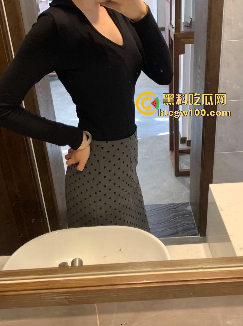 单位眼镜妹『 高梓萱』黑丝大长腿夹太紧,腿缝紧到腿爆完还体外射,白浊液体喷射三米远,这腿夹一下谁还跑得了?-7