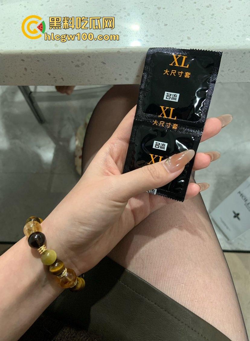 单位眼镜妹『 高梓萱』黑丝大长腿夹太紧,腿缝紧到腿爆完还体外射,白浊液体喷射三米远,这腿夹一下谁还跑得了?-8