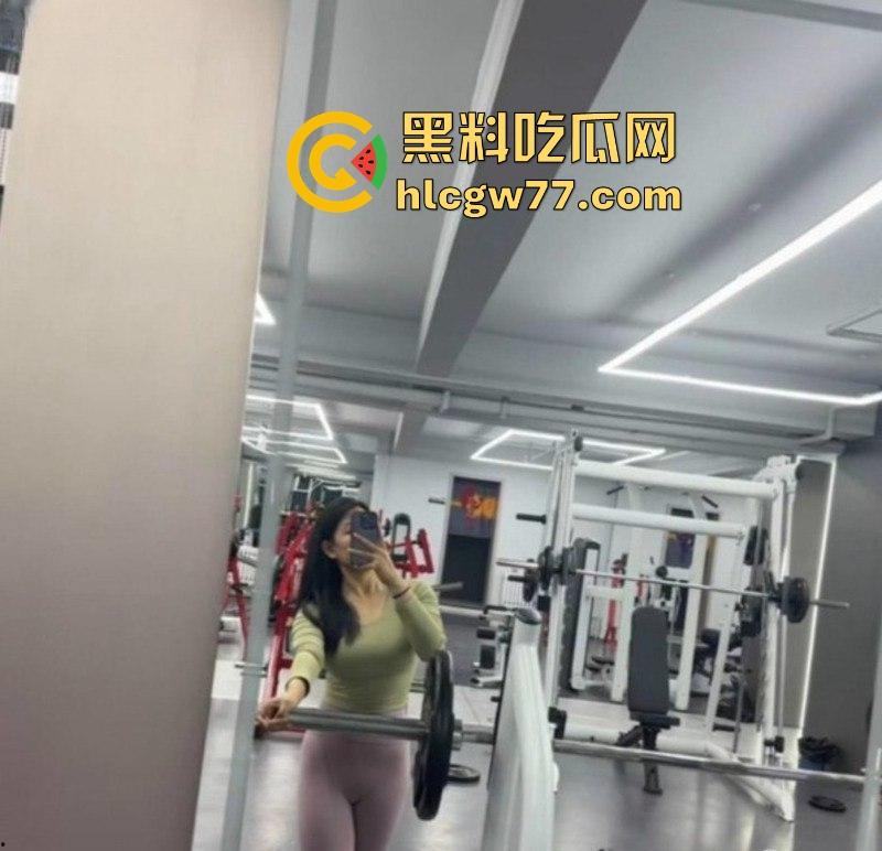 内蒙古扎兰屯体制内的小骚货【刘冰冰】平时是保守的良家少妇 私下淫荡的一批 基本谁碰到谁玩一顿!-4