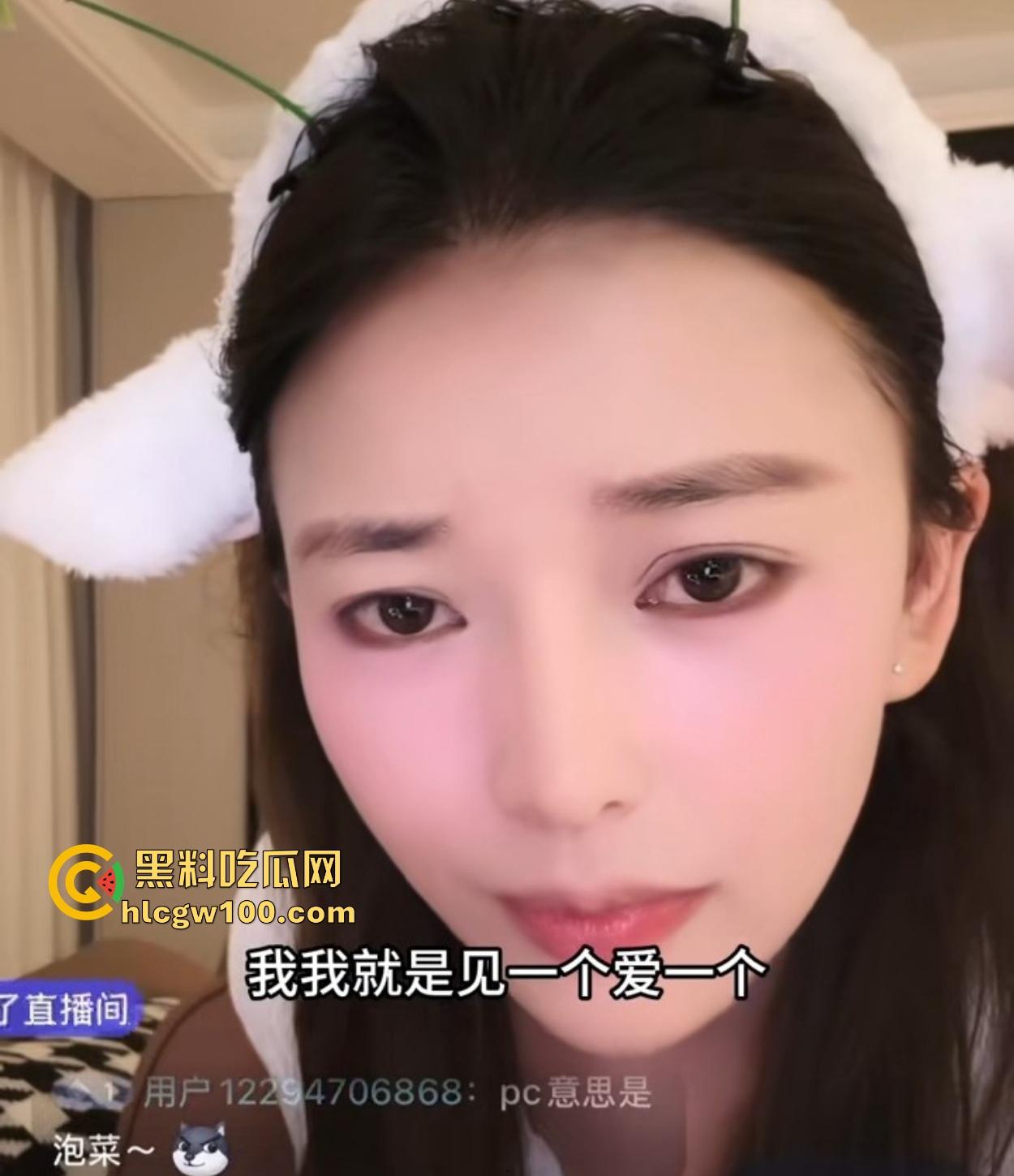 抖音64万粉丝『 小翁 』直播间整活名场面,恋足大佬爱闻臭袜,30岁处男哥被嘲讽低配显示器,天天抽象到飞!-9