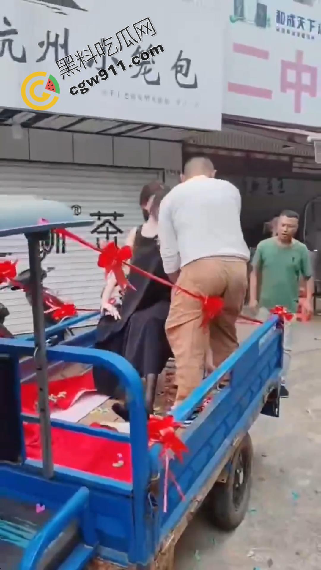 疯狂新潮!男人与充气娃娃狂热交欢,大操大办婚宴,现场嘉宾欢呼不断,意乱情迷的狂欢场面曝光!-4