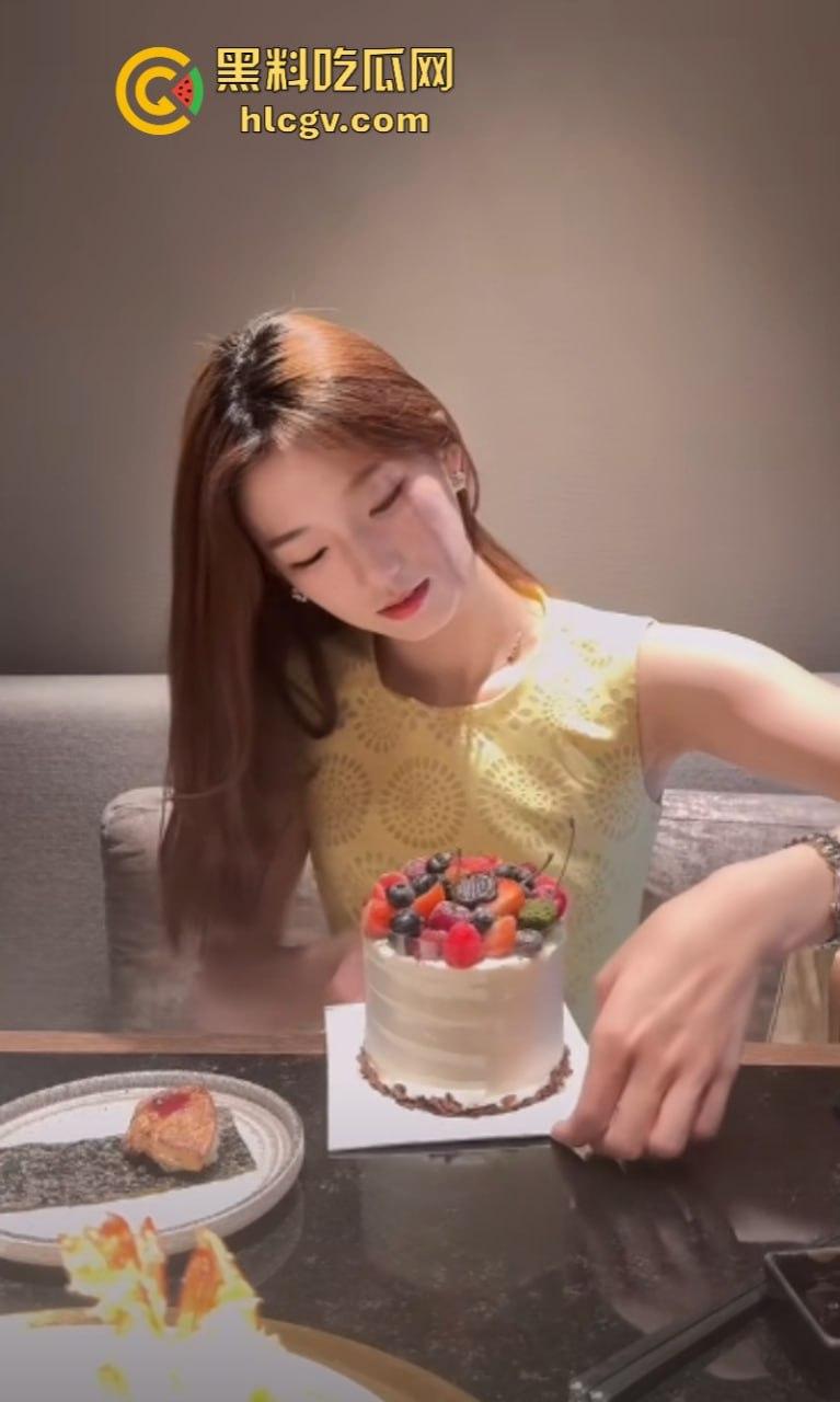 抖音网红【土豆凡凡】不雅视频流出 怼脸实拍口交肉棒还被其无套狂插-9