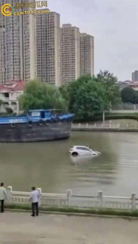 丹阳女司机油门当刹车，车子冲破栏杆栽进九曲河，幸好车窗围观女司机命大脱险，惊魂未定一出湿身戏！-1