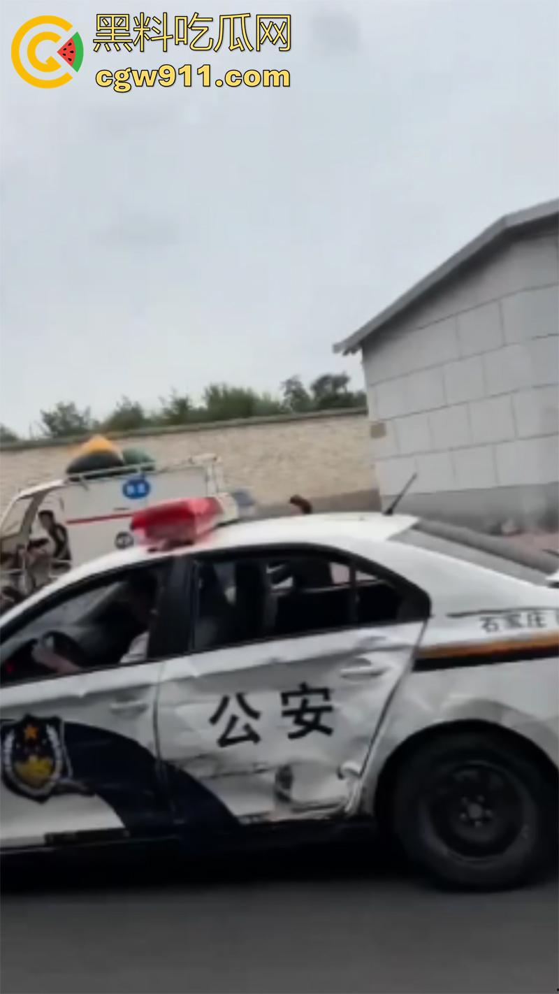 石家庄和平路高架,一男子抢夺了一辆警车,一路连撞数人,最终被多辆警车合力逼停,现场多人受伤。-1