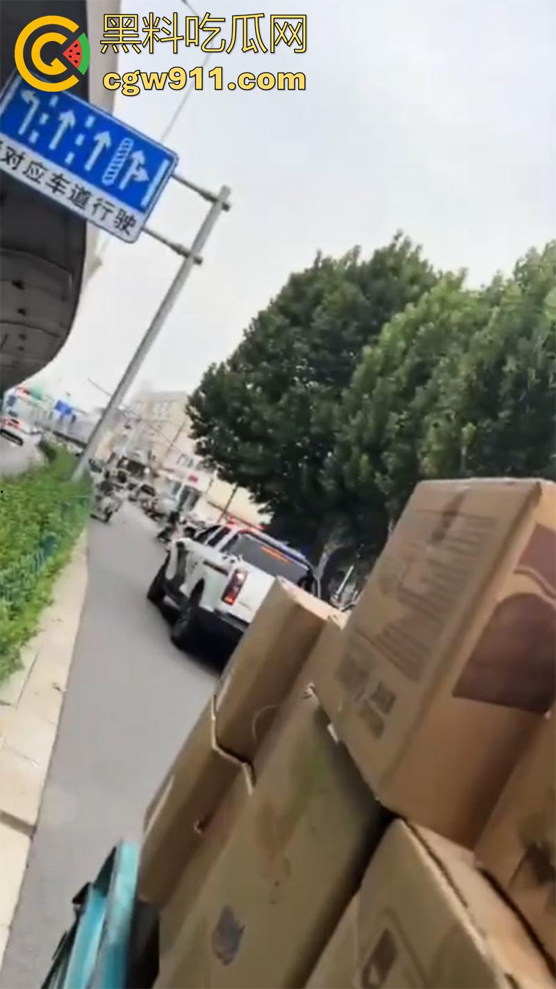 石家庄和平路高架,一男子抢夺了一辆警车,一路连撞数人,最终被多辆警车合力逼停,现场多人受伤。-2