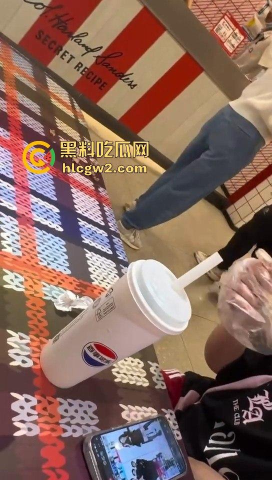 巾帼不让须眉!疯狂星期四吃个炸鸡,竟目睹两女打架,过肩摔动作猛得像摔跤比赛,V50还能免费看节目?-6