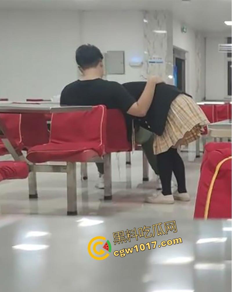 常州轻工大学饭堂激情一刻，JK清纯女大激情相吻，情到浓处直捅裙底骚逼，随后女生跪地疑似深喉口交，当我们不是人是吧！-6